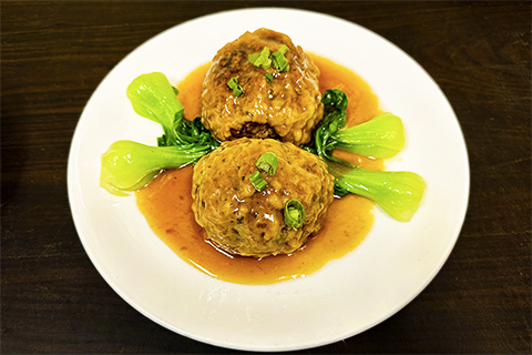 p39. braised giant meatball stuffed with whole shrimp (2 pc) 富贵狮子头(2...
